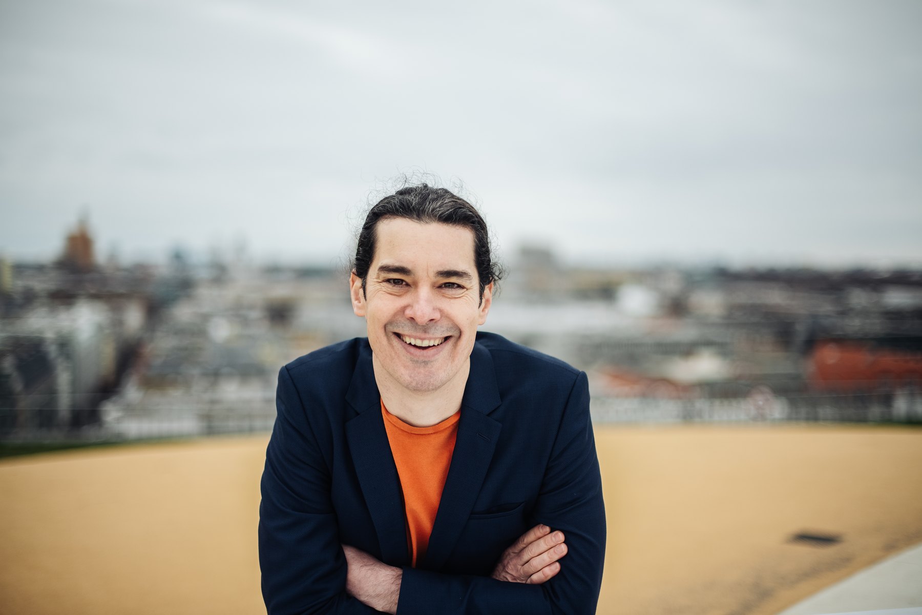 Dr. Daniel Halft vor Berliner Stadtkulisse